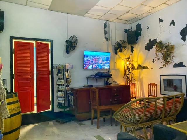 Pomme Hostel Restaurant & Bar - Private Sleeping Cabins Battambang Exterior foto