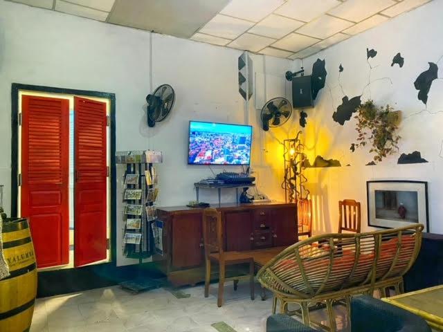 Pomme Hostel Restaurant & Bar - Private Sleeping Cabins Battambang Exterior foto