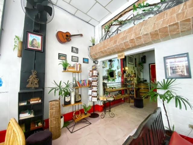 Pomme Hostel Restaurant & Bar - Private Sleeping Cabins Battambang Exterior foto