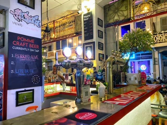 Pomme Hostel Restaurant & Bar - Private Sleeping Cabins Battambang Exterior foto