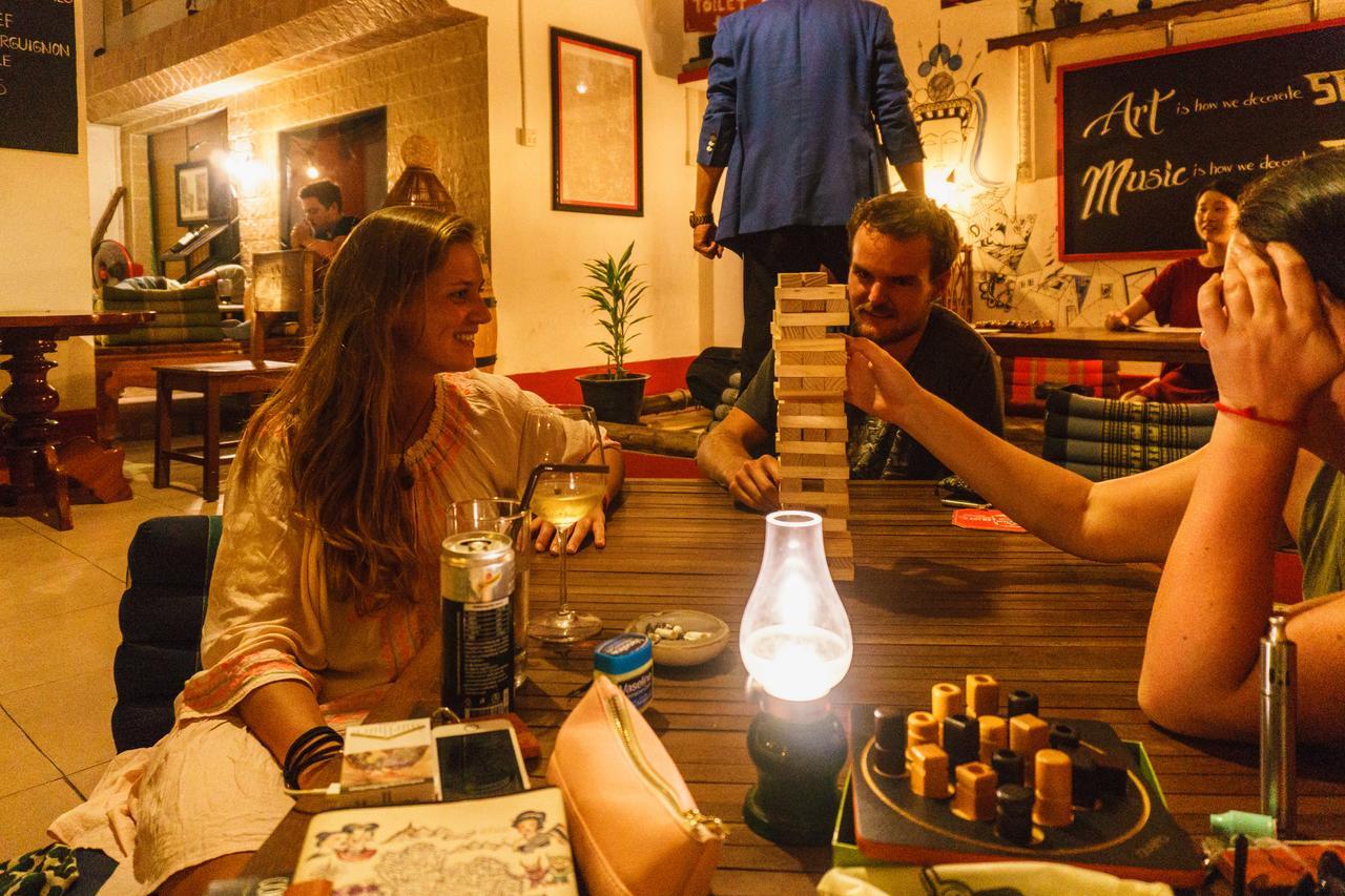 Pomme Hostel Restaurant & Bar - Private Sleeping Cabins Battambang Exterior foto