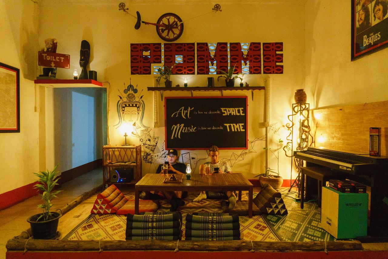 Pomme Hostel Restaurant & Bar - Private Sleeping Cabins Battambang Exterior foto