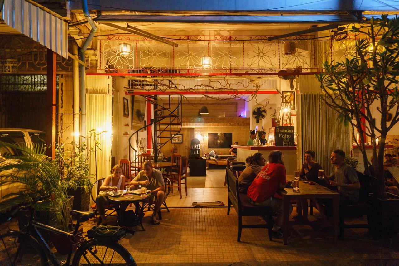 Pomme Hostel Restaurant & Bar - Private Sleeping Cabins Battambang Exterior foto