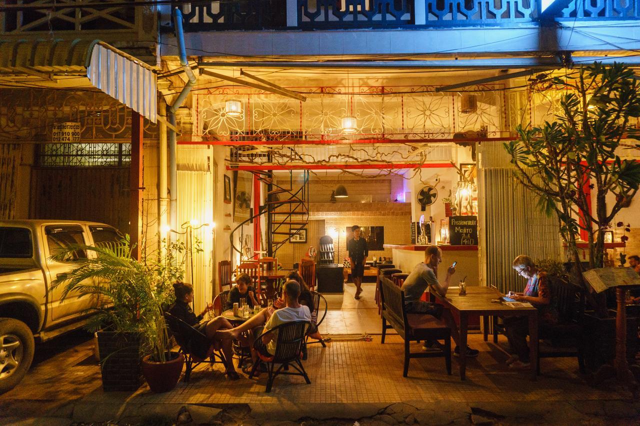 Pomme Hostel Restaurant & Bar - Private Sleeping Cabins Battambang Exterior foto
