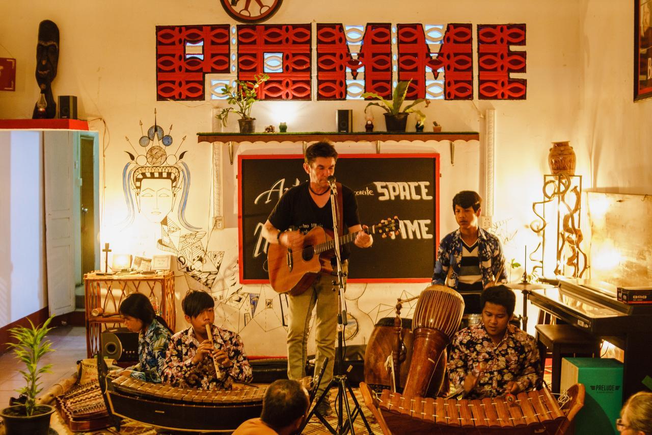 Pomme Hostel Restaurant & Bar - Private Sleeping Cabins Battambang Exterior foto