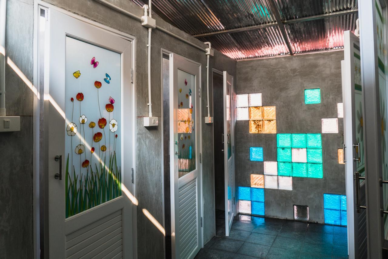 Pomme Hostel Restaurant & Bar - Private Sleeping Cabins Battambang Exterior foto