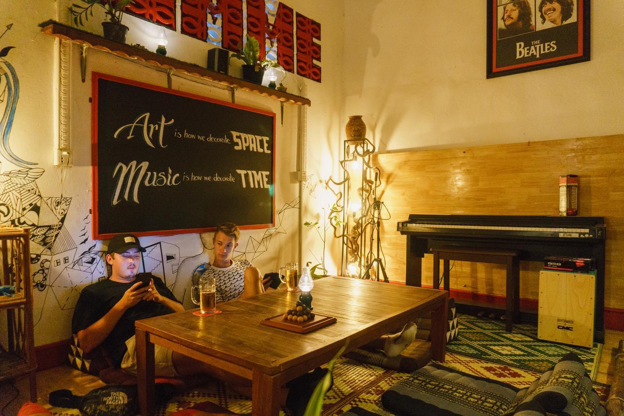 Pomme Hostel Restaurant & Bar - Private Sleeping Cabins Battambang Exterior foto