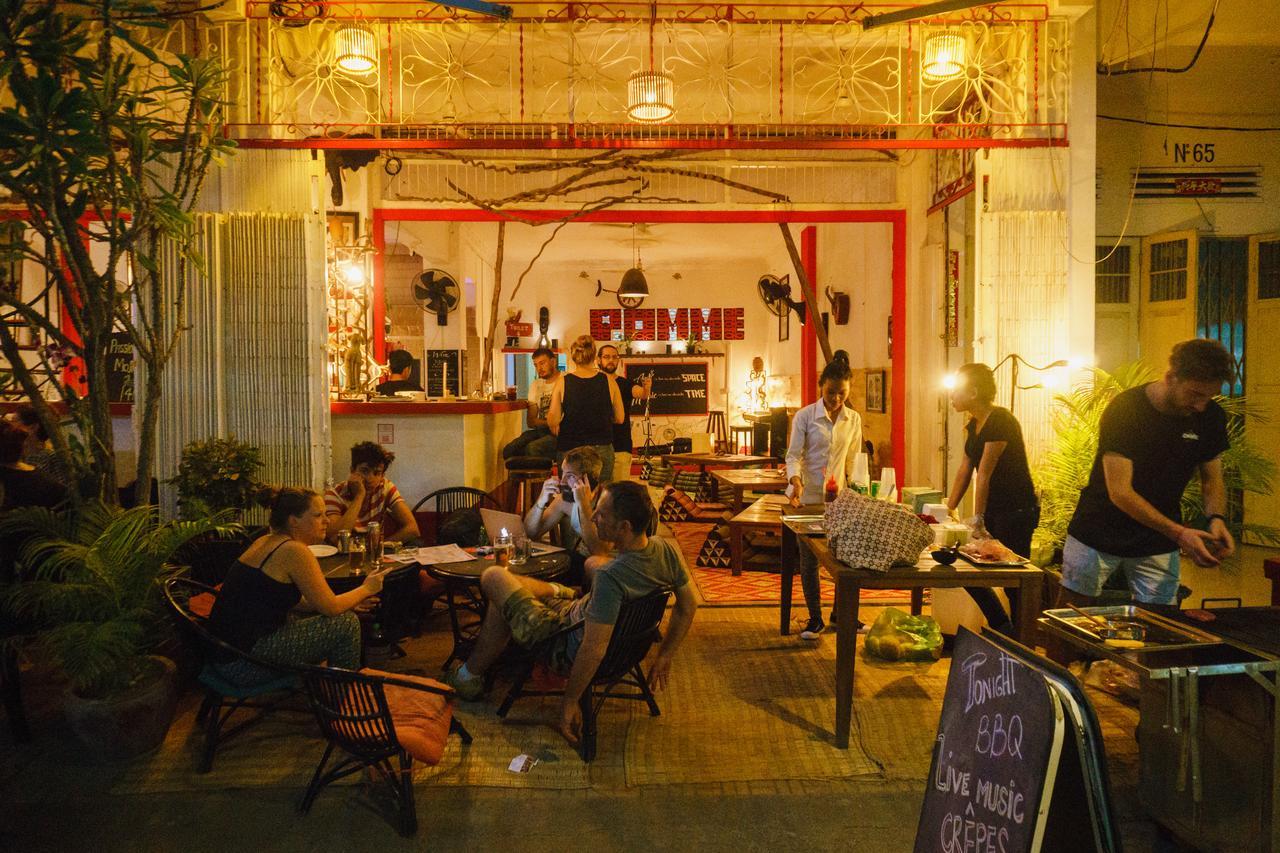 Pomme Hostel Restaurant & Bar - Private Sleeping Cabins Battambang Exterior foto