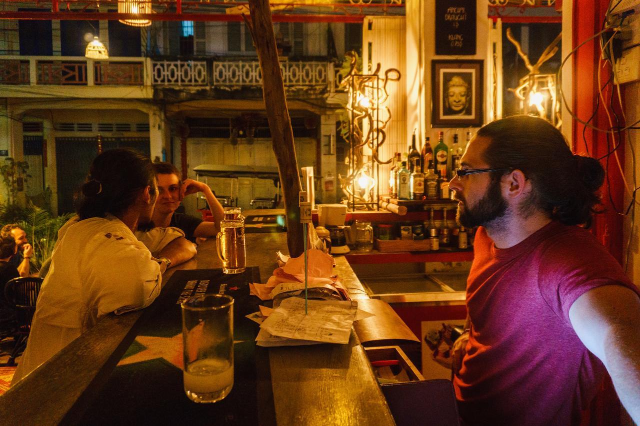Pomme Hostel Restaurant & Bar - Private Sleeping Cabins Battambang Exterior foto